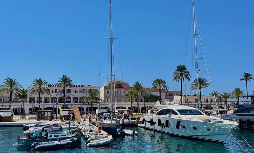 Image 28: Crucero de Ibiza a Formentera con snorkel, paella y barra libre
