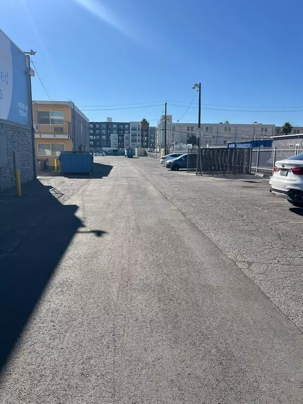 Parking at W Twain Lot B