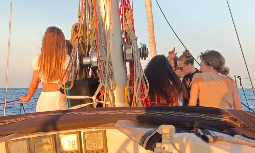 Image 6: Tour privado en barco por Barcelona