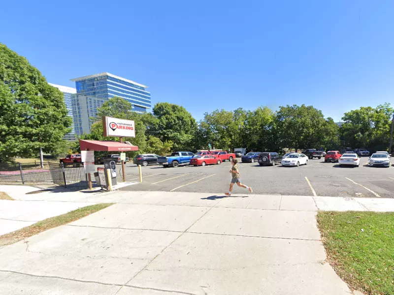 Parking at 907 S. Tryon St.