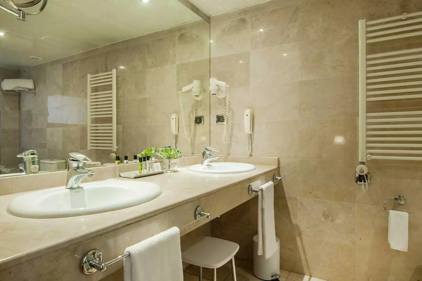 ✈ SPANIEN | Barcelona - Mariano Cubi Aparthotel Barcelona 4*, 2 Näc...