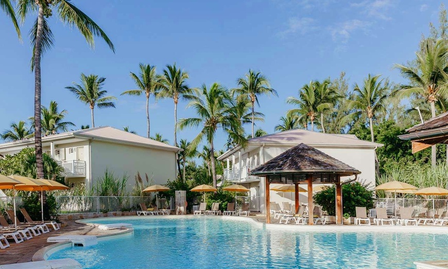 Image 11: ✈ LA RÉUNION | St Gilles - Hôtel Le Récif 3* - Piscine extérieure