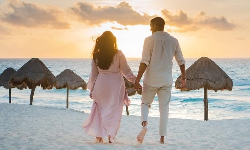 Image 4: Cancun Romantic Beach Photoshoot