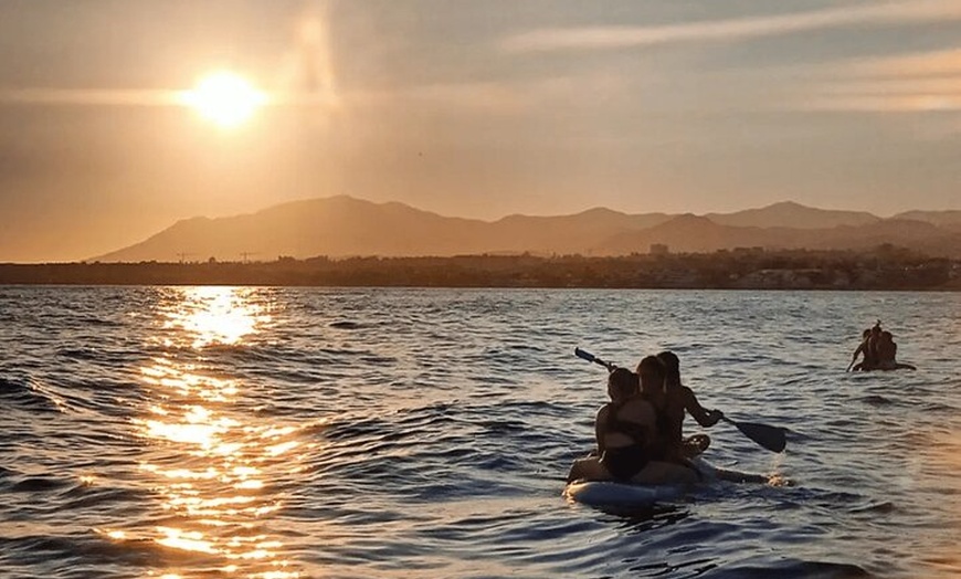 Image 8: Marbella: Crucero al atardecer en catamarán con aperitivos y bebidas