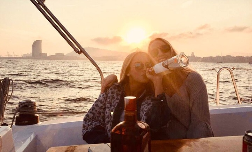 Image 14: Barcelona Sunset Private Sailing con barra libre y aperitivos