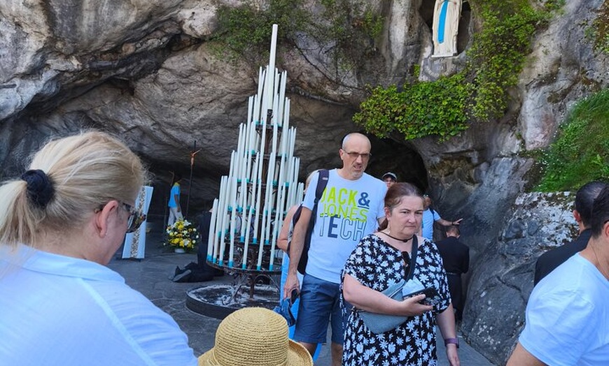 Image 25: Experimente Lourdes con un tour privado y un cómodo transporte