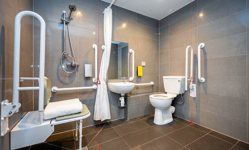 Image 6: ✈ GROßBRITANNIEN | Liverpool - Staycity Aparthotels Liverpool Water...