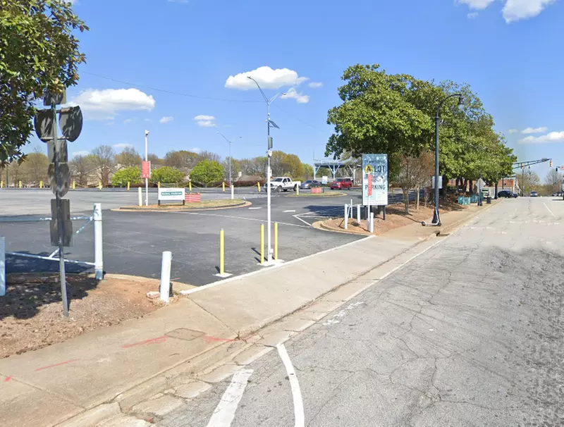 Parking at Summerhill Retail Lot
