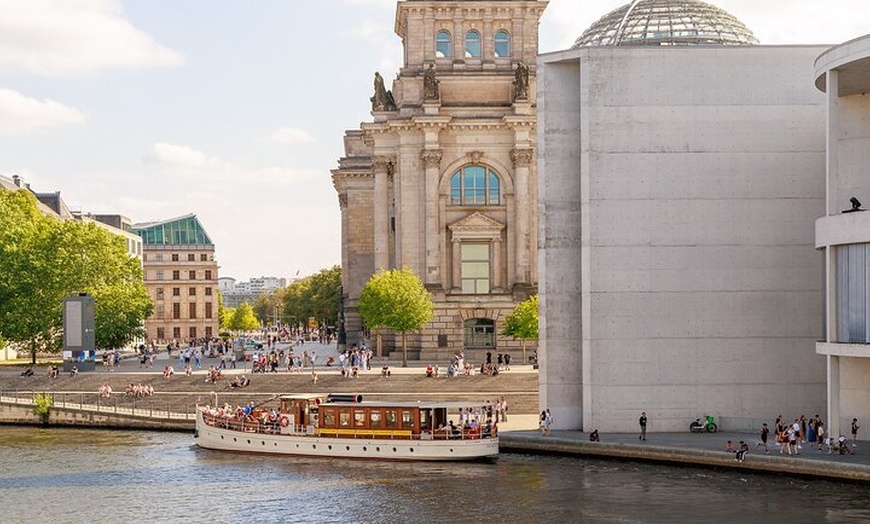 Image 6: Glühwein On The Rocks Schiffstour in Berlin