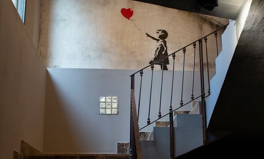 Image 2: Entrada al Museo Banksy de Barcelona