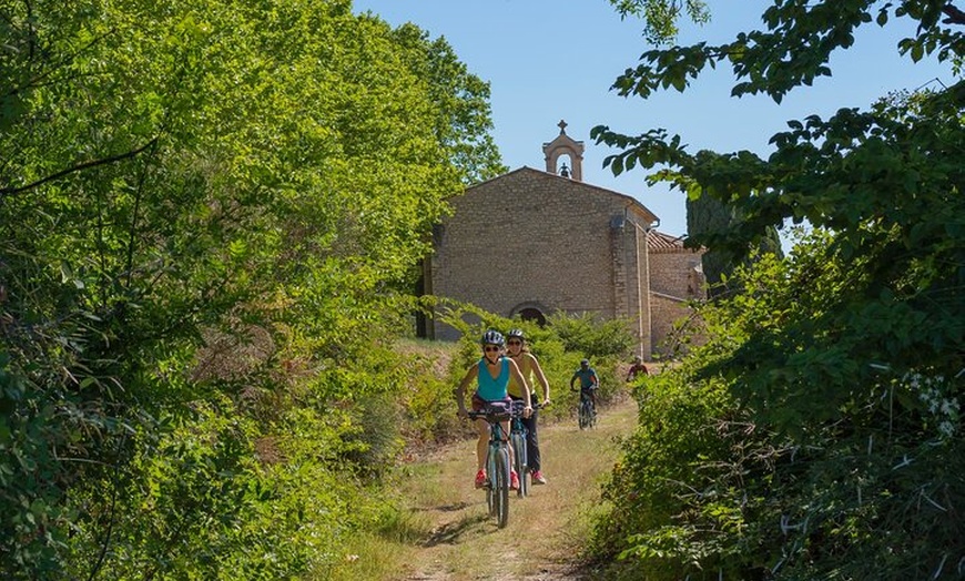 Image 2: Balades Guidées à VTT Electrique et Dégustation en Pic Saint Loup