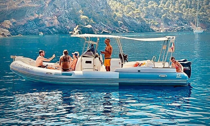 Image 2: Tour privado en barco con patrón