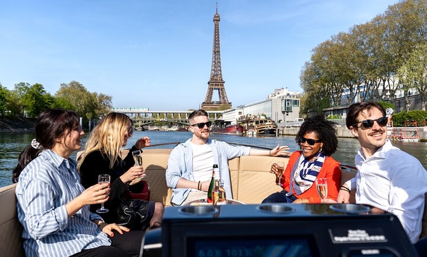 Image 1: Excursion privée en bateau à Paris avec Rosé et Macarons