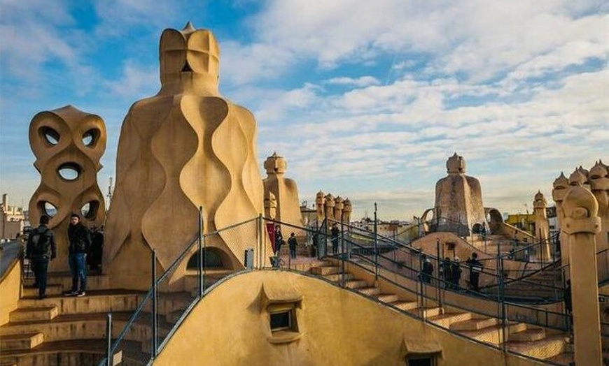 Image 3: Recorrido privado personalizado por la ciudad de Barcelona de día c...