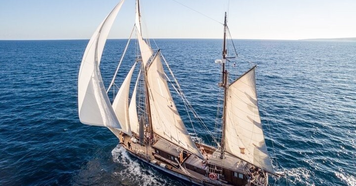 Velero Rafael Verdera navegando al atardecer en Palma de Mallorca