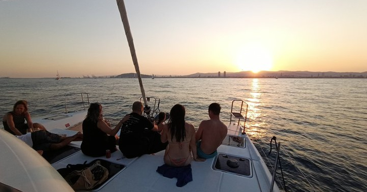 Crucero privado al atardecer en catamarán por Barcelona