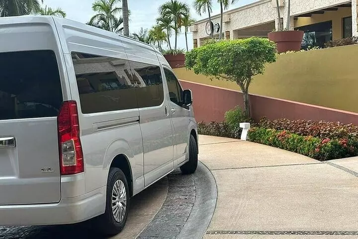 Private Transfer from Cancun Airport to Hotel Zone - Primary Image