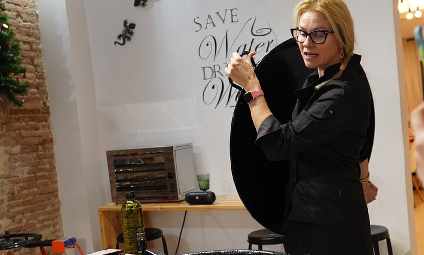 Image 4: Barcelona : 5 - Curso de Cocina de Paella con Cava & Sangria