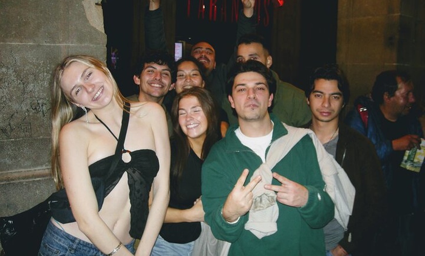 Image 2: OG Barcelona Night Adventure — 3 bares, 3 chupitos y entrada VIP al...