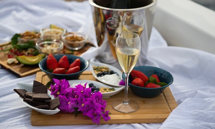 Image 6: Catamarán de lujo para experiencias privadas en Barcelona