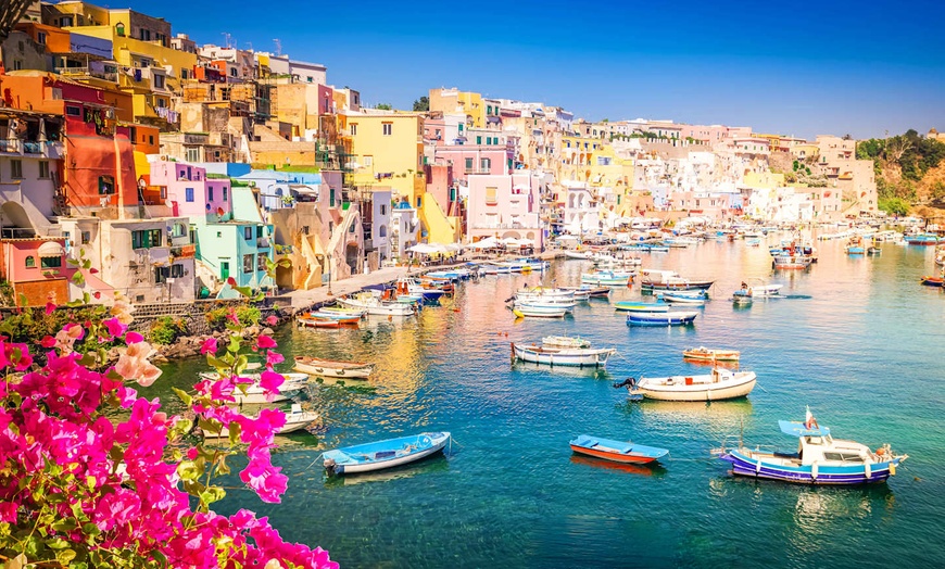 Image 2: ✈ ITALIE | Naples - Visite de l'île de Procida en une journée & hôt...