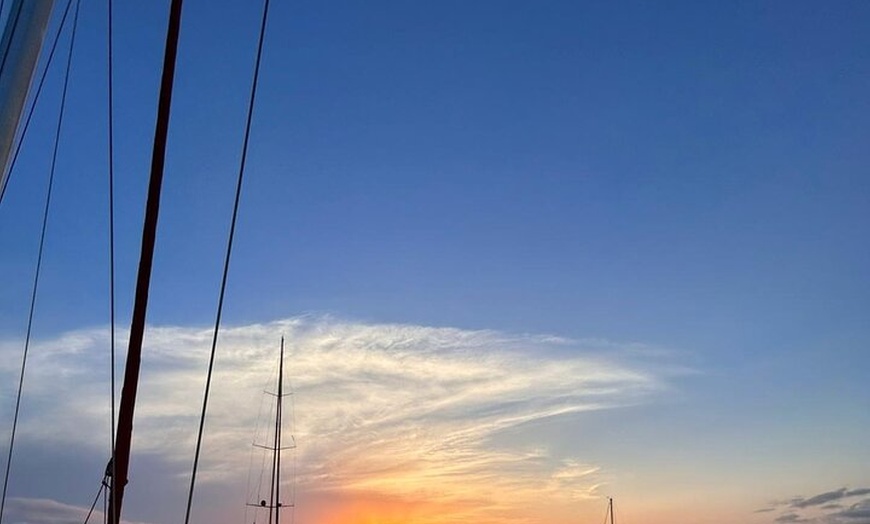 Image 3: Tour privado en velero con aperitivo en Barcelona