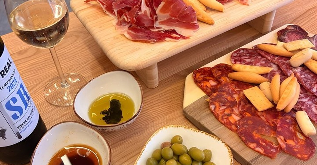 Cata de vinos, quesos y charcutería local en Sevilla
