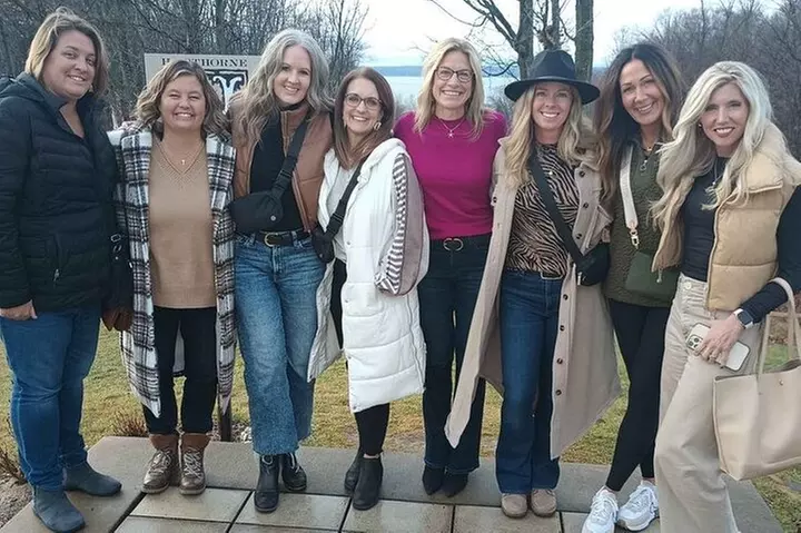 NON BUS 4 Winery Traverse City Wine Tour on Old Mission Peninsula