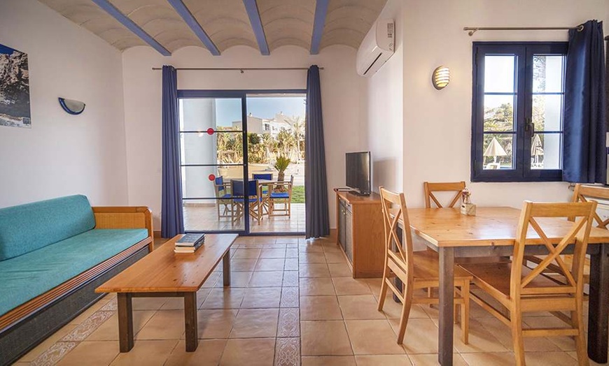 Image 3: ✈ MINORQUE | Punta Prima - Bimbolla Apartaments 3* - Piscine extéri...