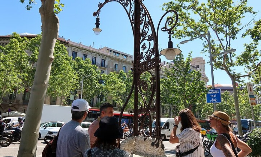 Image 3: Tour de tapas en grupo pequeño por el centro de Barcelona con 6 tap...