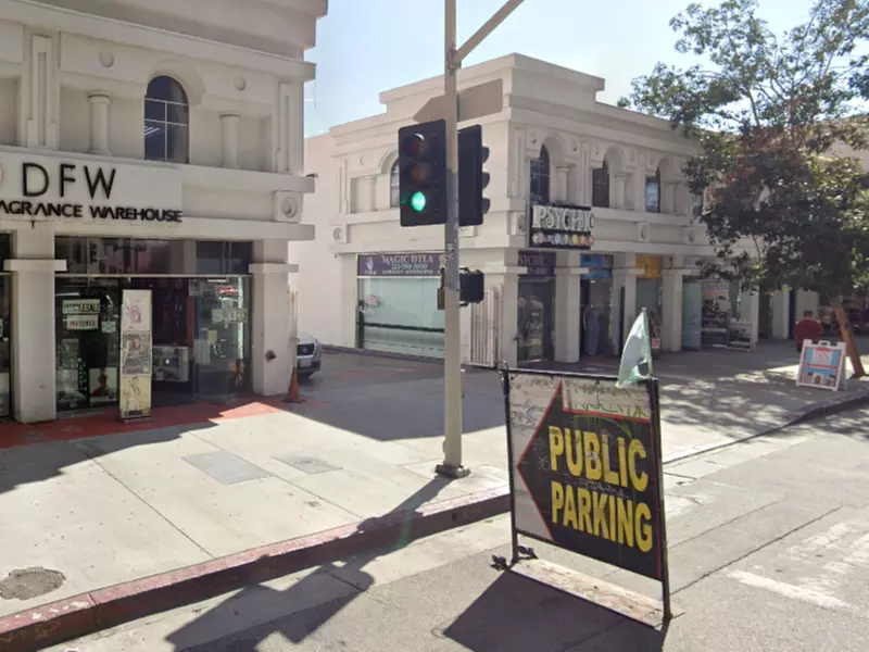 Parking at 922 S. Los Angeles St. Lot