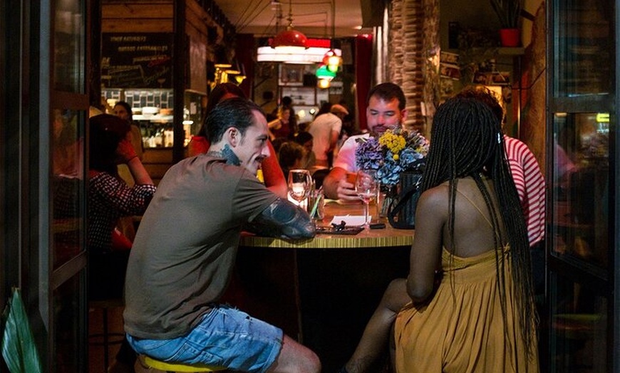 Image 14: Gastronomía local y música en directo en Ciutat Vella Barcelona