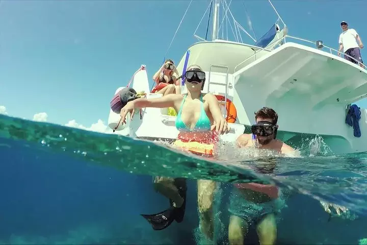 Top Sailing to Isla Mujeres with lunch and open bar from Cancun