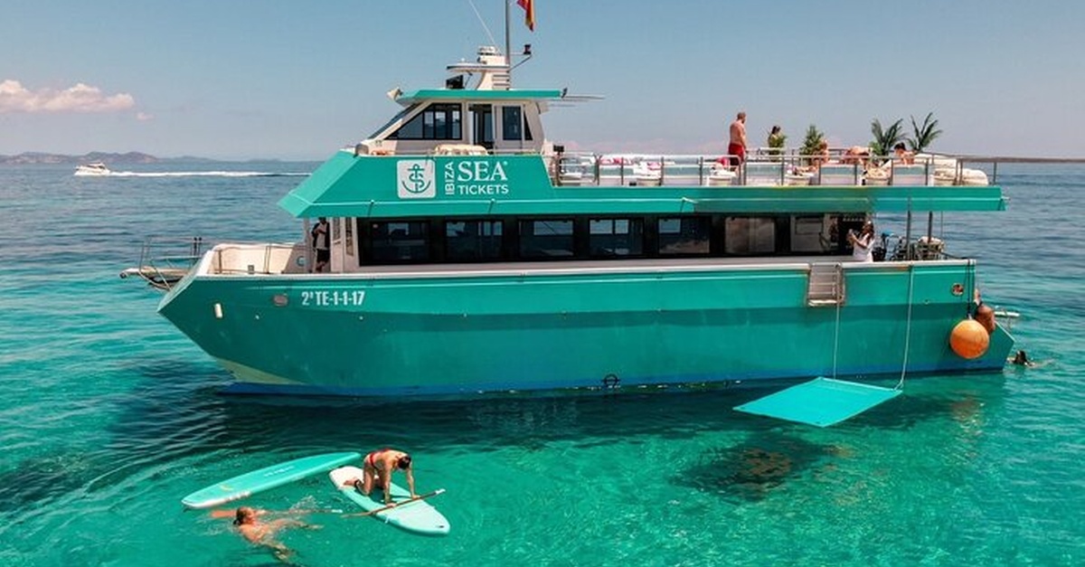 Paseo en catamarán por Formentera con paella y deportes acuáticos