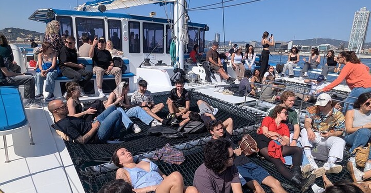 Experiencia TurTur en barco por Barcelona con bebida de bienvenida