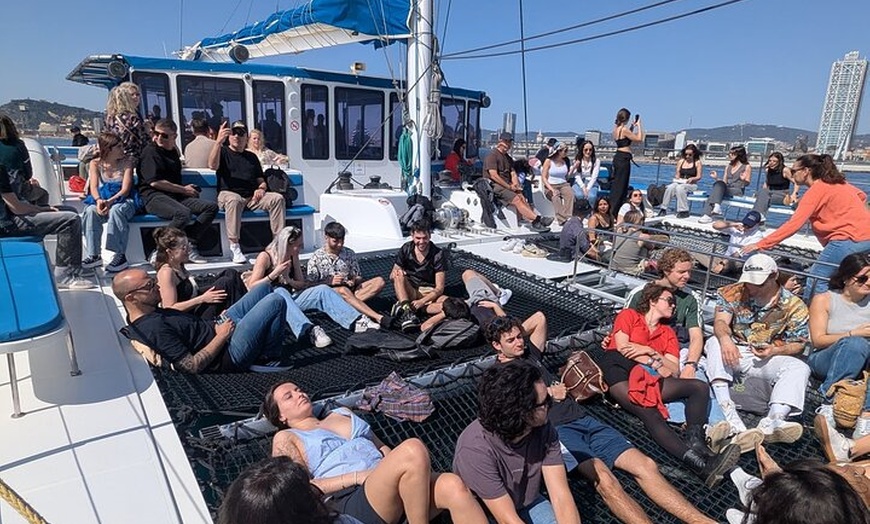 Image 1: Descubre Barcelona desde el mar con bebida de bienvenida!