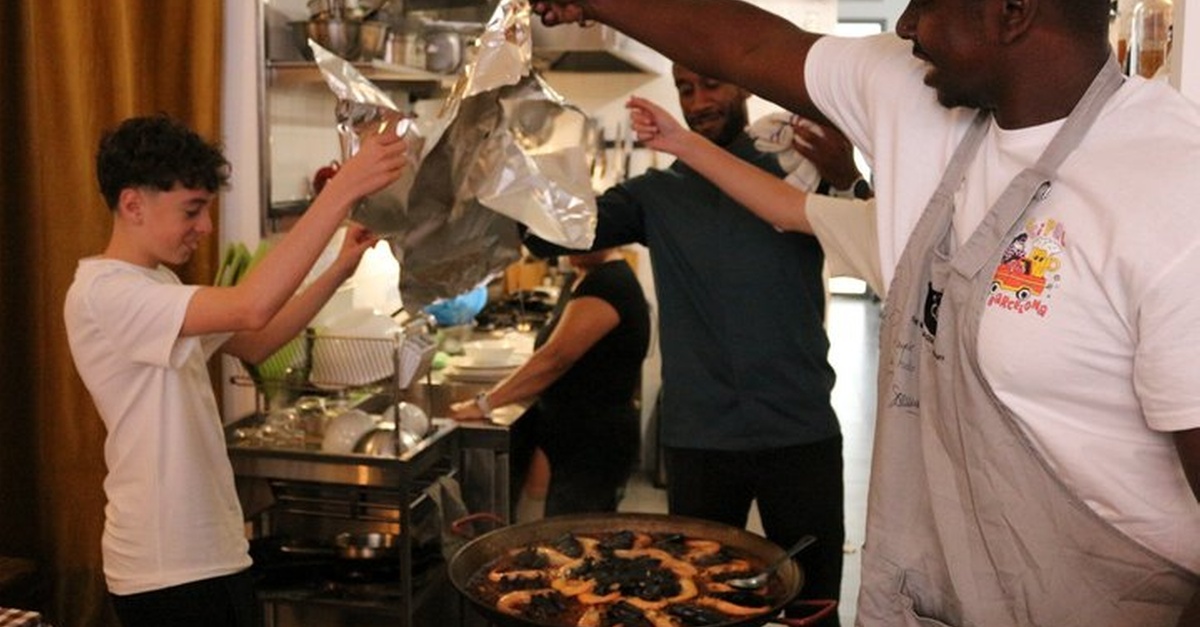 Experiencia gastronómica de tapas, paella y maridaje de vinos en Barcelona