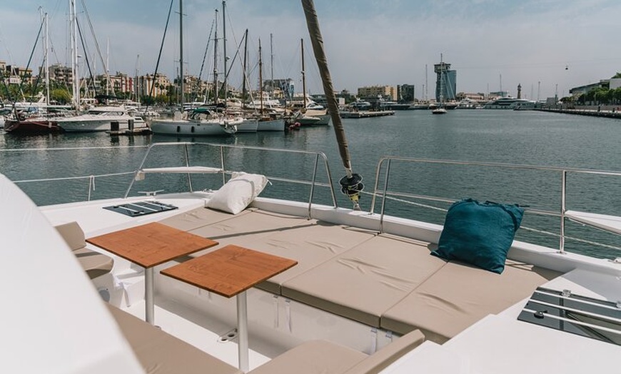 Image 8: Catamarán de lujo para experiencias privadas en Barcelona