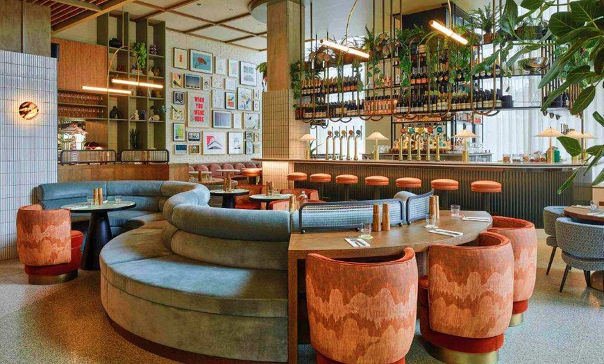 Image 7: ✈ GROßBRITANNIEN | London - Mama Mia The Party: Aufenthalt im TRIBE...