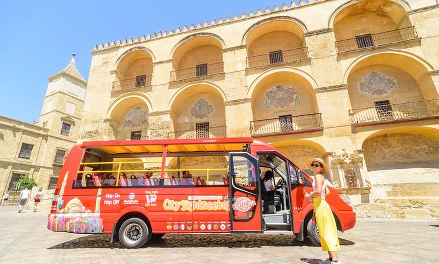 Image 5: Recorrido en autobús turístico con paradas libres por la ciudad de ...