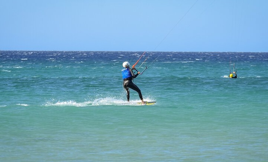 Image 11: Curso de kitesurf privado en Tarifa (de principiante a avanzado)