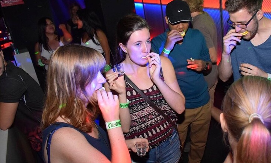 Image 36: Pubcrawl de Halloween en Madrid – Barra libre, chupitos y entrada V...