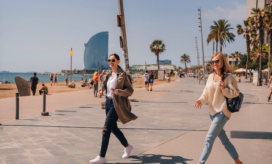 Image 3: Visita guiada a pie por la ciudad de Barcelona con teleférico y pas...