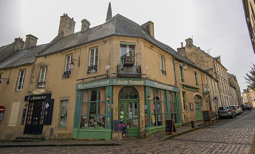 Image 2: Découvrir Bayeux Visite privée à pied avec Guide local
