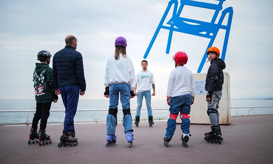 Image 6: Nice en roller au coucher du soleil, repas local & musique live !