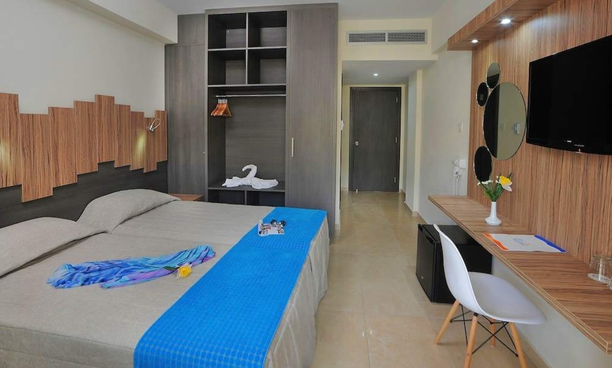 Image 4: ✈ ZYPERN | Ayia Napa - Nelia Beach Hotel 3*, 3 Nächte - Außenpool