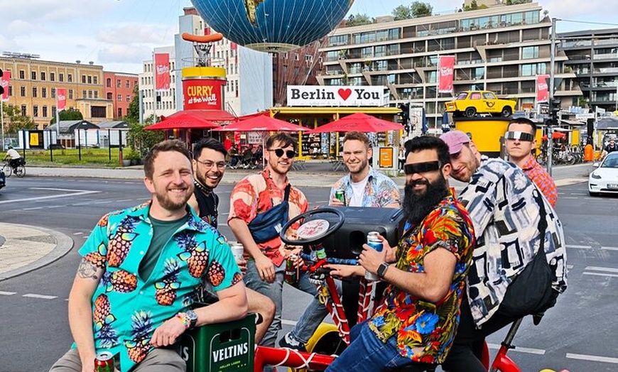 Image 14: Party und Beer Bike Private Sightseeing Tour Berlin mit Abholung