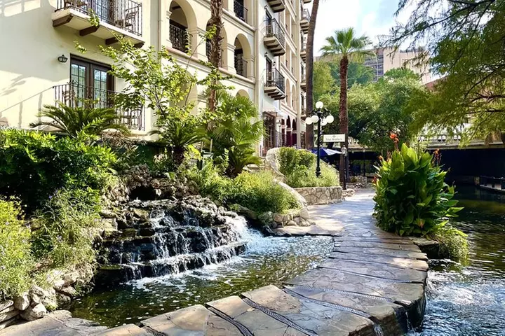 Walking Tour Along the San Antonio Riverwalk And Around Downtown