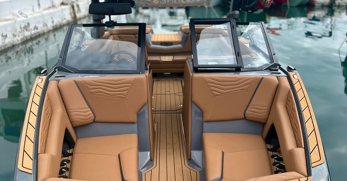 Barco privado con bebidas y deportes acuáticos en Marbella