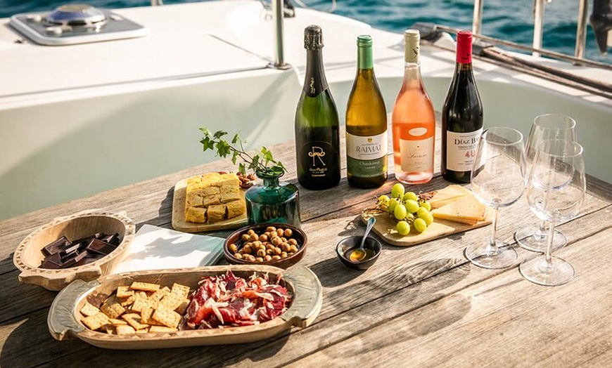 Image 2: Cata de vinos y tapas Premium de Barcelona en Catamarán - Grupo peq...